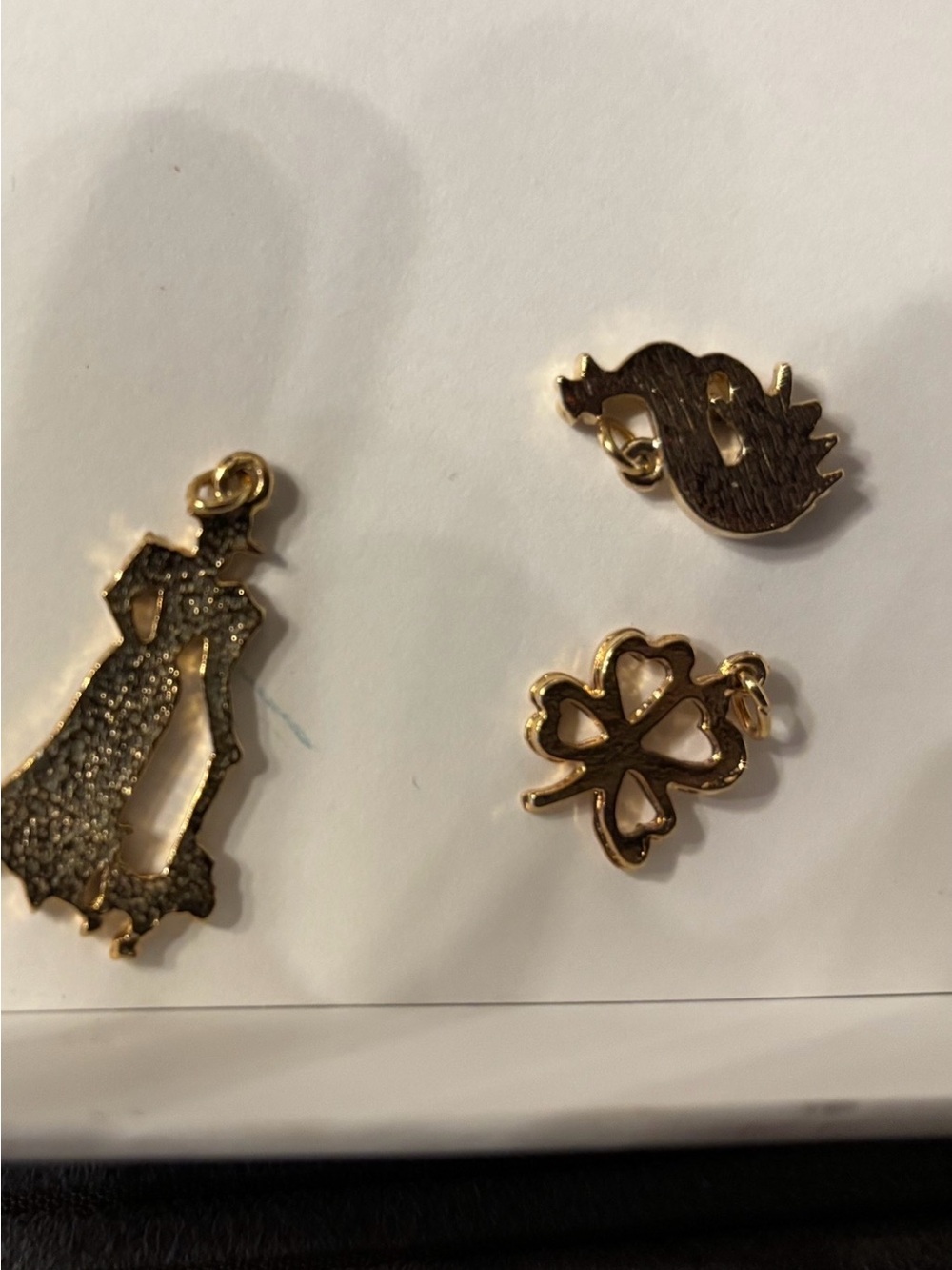 Lot de 4 pendentifs vintage dorés – Style rétro chic / - Picture 4 of 5